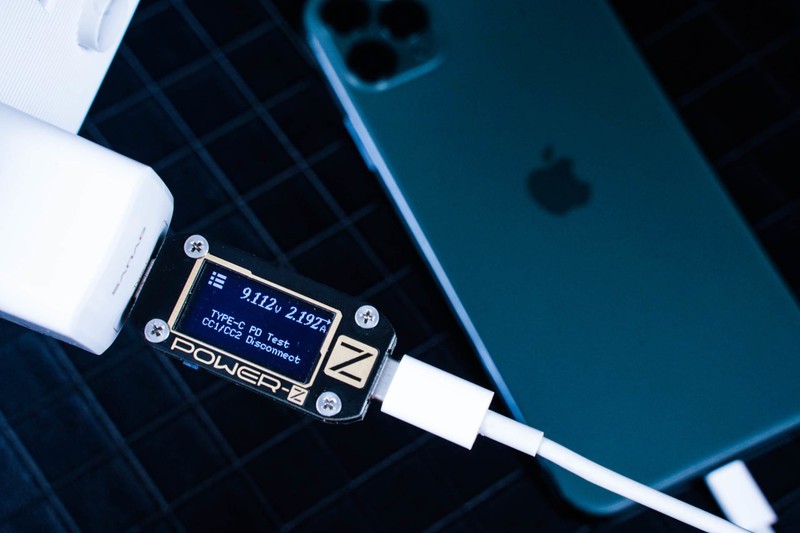 苹果“为了环保”，取消充电器。这个小巧玲珑还支持20W快充