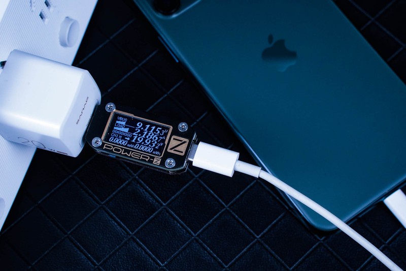 苹果“为了环保”，取消充电器。这个小巧玲珑还支持20W快充