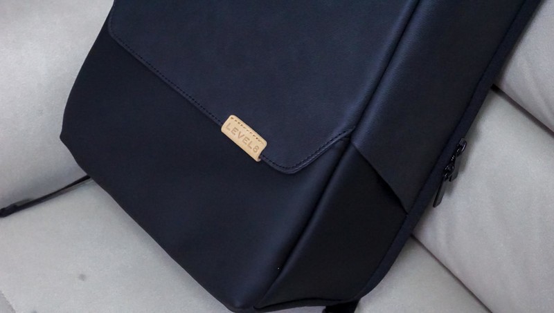 商务出行的好伴侣！地平线8号零感双肩包评测：笔记本拿取真方便