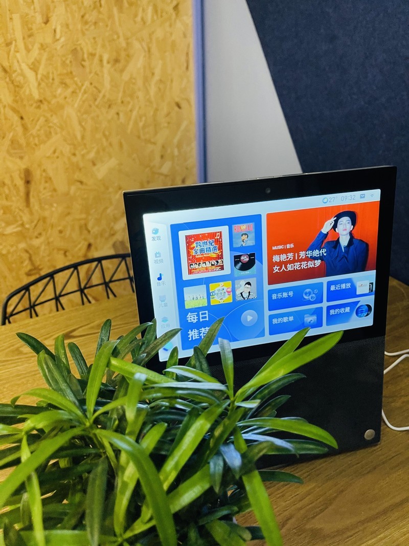 出差爸爸送给孩子的温馨礼物，天猫精灵V10，让温暖就在身边