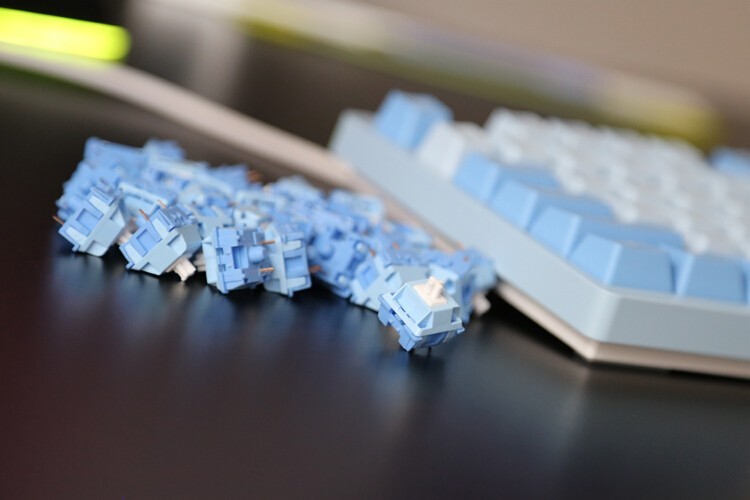 最佳入门客制化体验：达尔优A87天空蓝天空轴机械键盘+G黄PRO