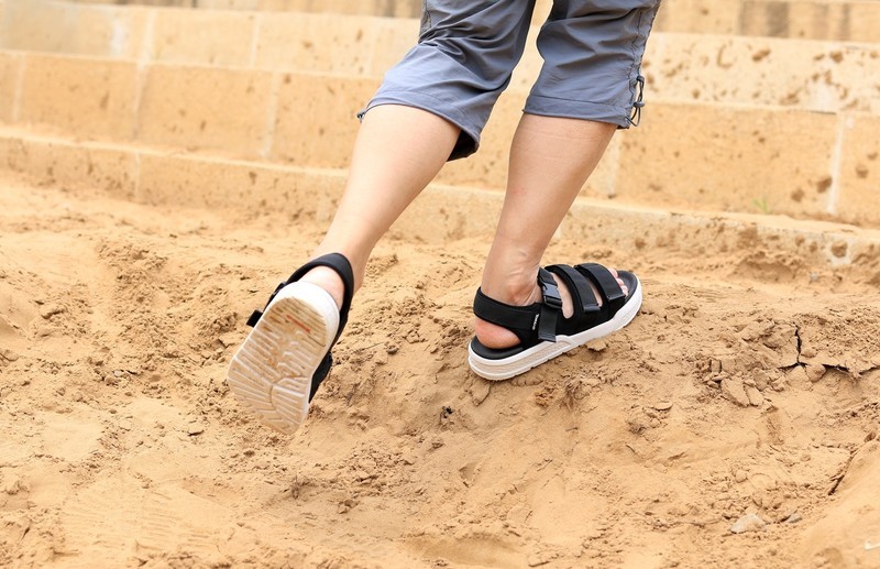 让双脚自由呼吸一夏，探路者时尚运动凉鞋评测