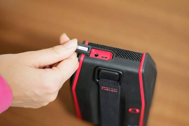 浸在水里都能用的蓝牙音箱！德国品质果然名不虚传，音质也很硬核