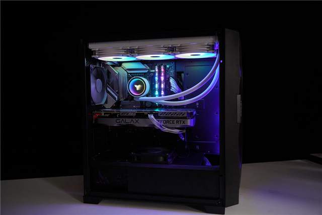 当安钛克FLUX电竞机箱遇到KDA甄选礼盒，会擦出什么样的火花呢？