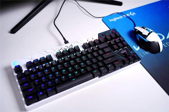 当安钛克FLUX电竞机箱遇到KDA甄选礼盒，会擦出什么样的火花呢？