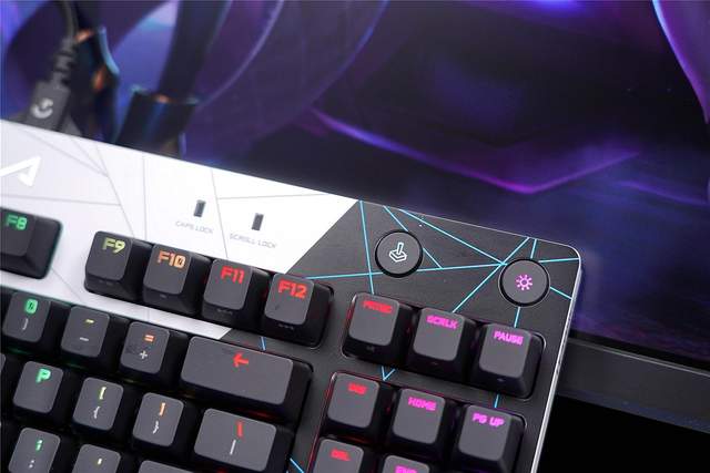 当安钛克FLUX电竞机箱遇到KDA甄选礼盒，会擦出什么样的火花呢？