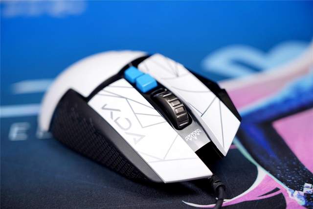 当安钛克FLUX电竞机箱遇到KDA甄选礼盒，会擦出什么样的火花呢？