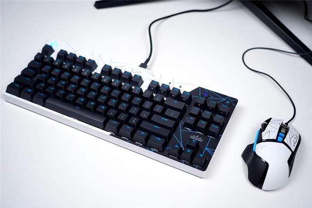 当安钛克FLUX电竞机箱遇到KDA甄选礼盒，会擦出什么样的火花呢？