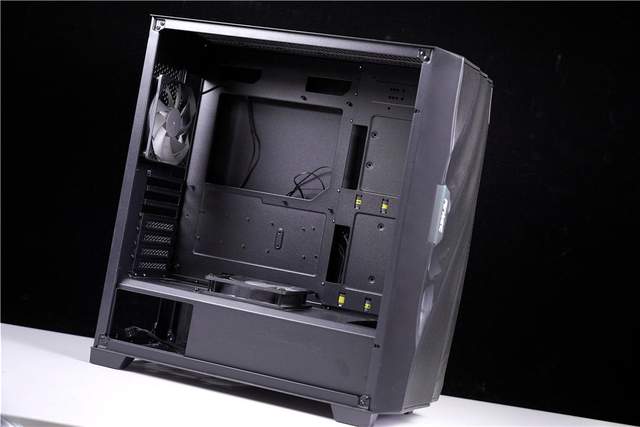 当安钛克FLUX电竞机箱遇到KDA甄选礼盒，会擦出什么样的火花呢？