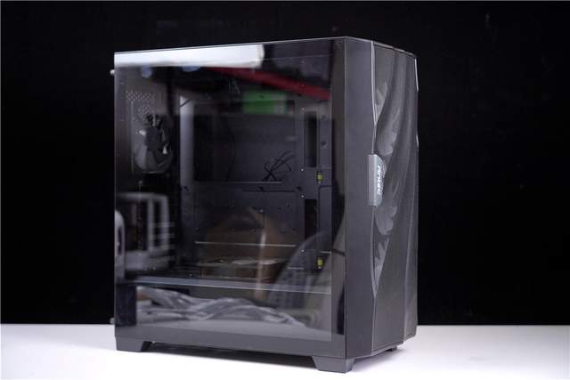 当安钛克FLUX电竞机箱遇到KDA甄选礼盒，会擦出什么样的火花呢？