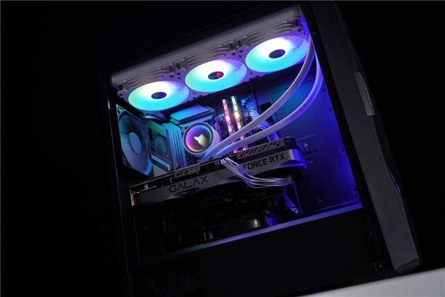 当安钛克FLUX电竞机箱遇到KDA甄选礼盒，会擦出什么样的火花呢？