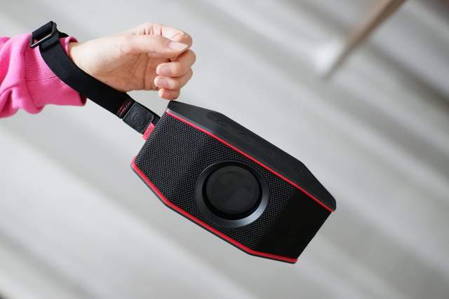 浸在水里都能用的蓝牙音箱！德国品质果然名不虚传，音质也很硬核