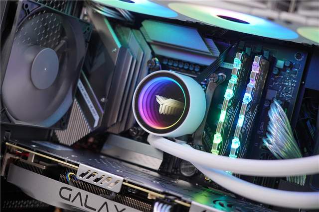 当安钛克FLUX电竞机箱遇到KDA甄选礼盒，会擦出什么样的火花呢？