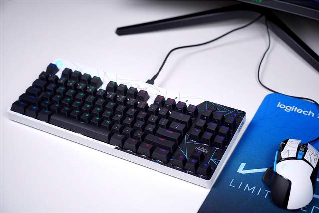 当安钛克FLUX电竞机箱遇到KDA甄选礼盒，会擦出什么样的火花呢？