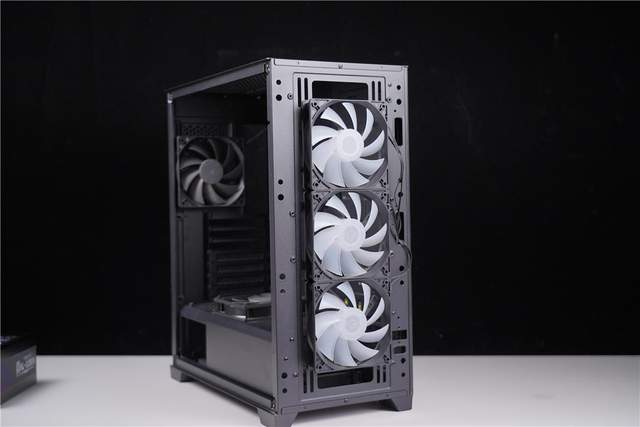 当安钛克FLUX电竞机箱遇到KDA甄选礼盒，会擦出什么样的火花呢？