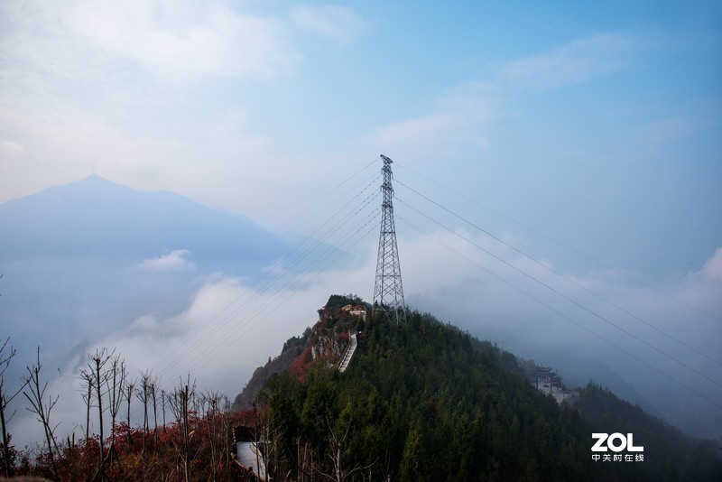 三峡红叶似彩霞
