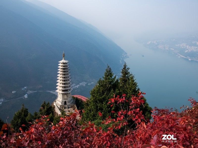 三峡红叶似彩霞