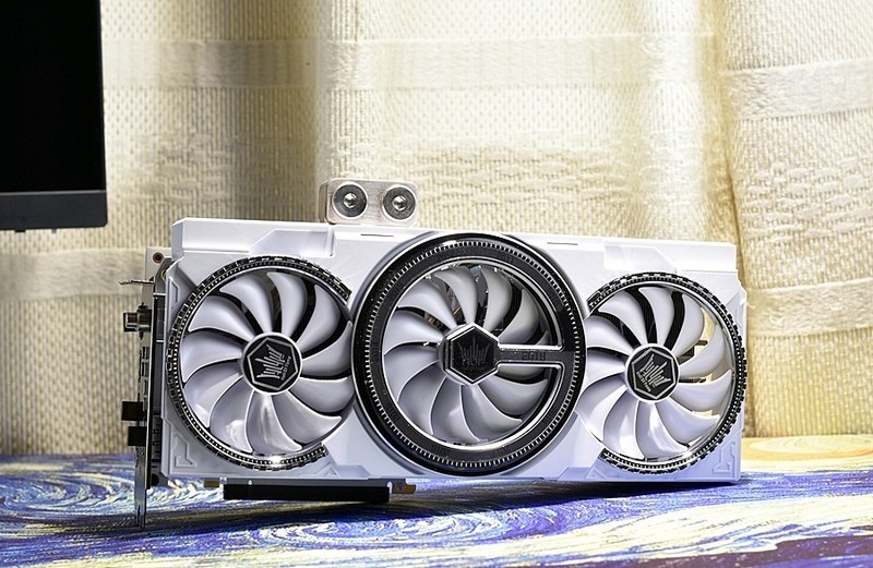 收衣服辣..不对.开箱辣 影驰GeForce RTX2080Ti名人堂10周年纪念版 过手即拥有
