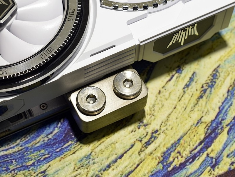 收衣服辣..不对.开箱辣 影驰GeForce RTX2080Ti名人堂10周年纪念版 过手即拥有