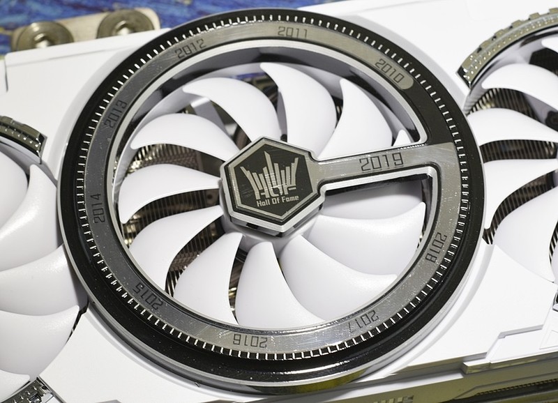 收衣服辣..不对.开箱辣 影驰GeForce RTX2080Ti名人堂10周年纪念版 过手即拥有