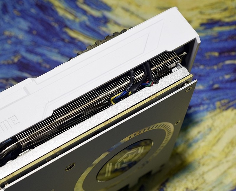 收衣服辣..不对.开箱辣 影驰GeForce RTX2080Ti名人堂10周年纪念版 过手即拥有