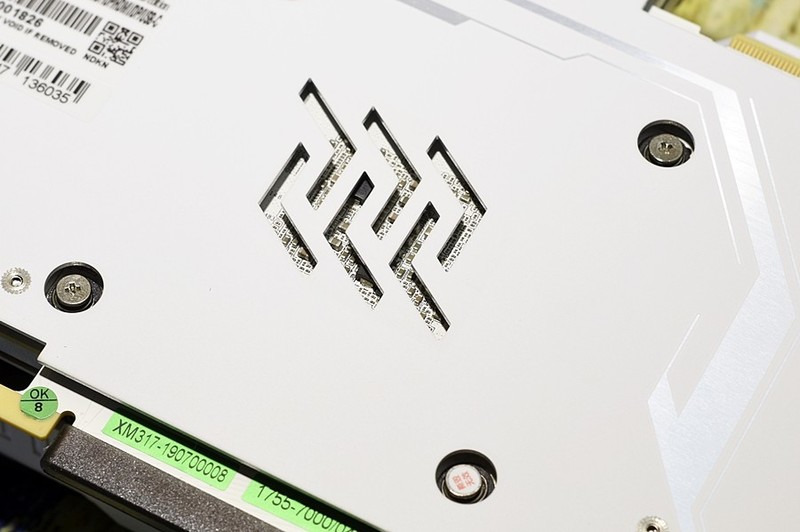 收衣服辣..不对.开箱辣 影驰GeForce RTX2080Ti名人堂10周年纪念版 过手即拥有