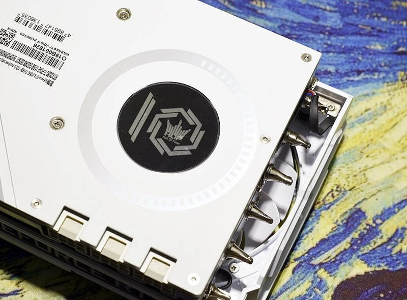 收衣服辣..不对.开箱辣 影驰GeForce RTX2080Ti名人堂10周年纪念版 过手即拥有