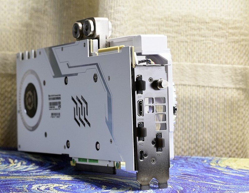 收衣服辣..不对.开箱辣 影驰GeForce RTX2080Ti名人堂10周年纪念版 过手即拥有