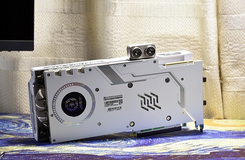 收衣服辣..不对.开箱辣 影驰GeForce RTX2080Ti名人堂10周年纪念版 过手即拥有