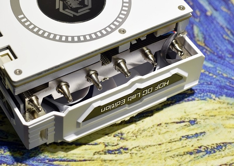 收衣服辣..不对.开箱辣 影驰GeForce RTX2080Ti名人堂10周年纪念版 过手即拥有