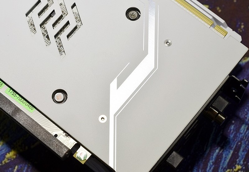 收衣服辣..不对.开箱辣 影驰GeForce RTX2080Ti名人堂10周年纪念版 过手即拥有