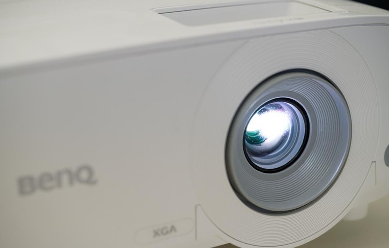 比简报人更懂会议的投影仪：明基E520智能办公投影仪评测