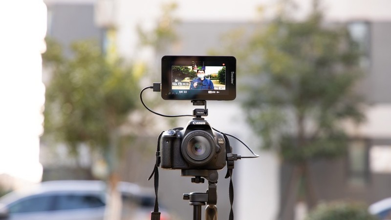 让单反显示更清晰，百视悦R6便携监视器体验