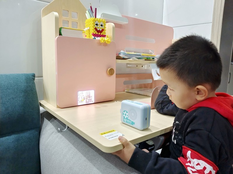 又一款哄娃神器，有了趣学伴绘本故事放映机爸爸妈妈轻松了好多