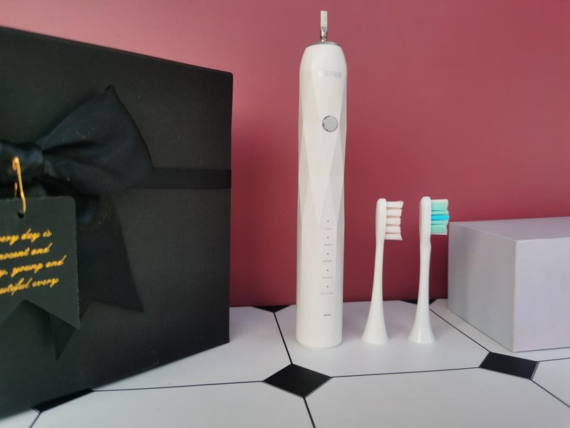 最好用的电动牙刷推荐：个护小梅亲测不伤牙扉乐电动牙刷！