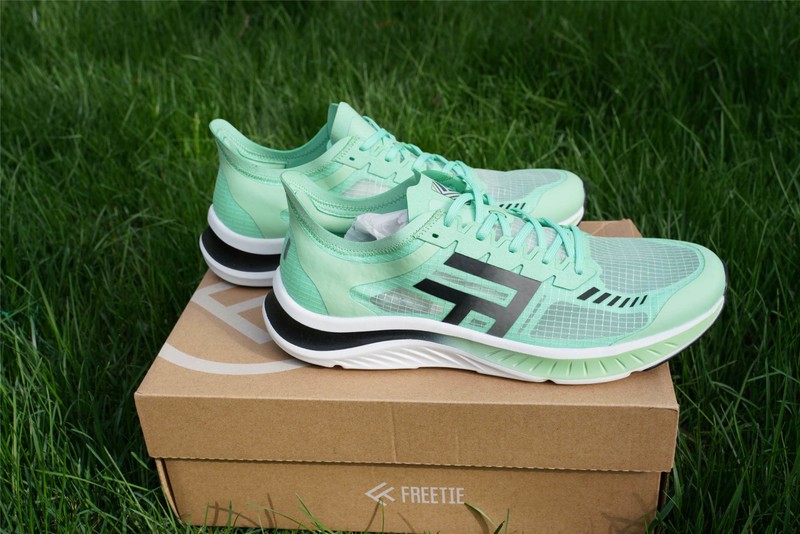 支持国货入手小米有品FREETIE轻云跑鞋，缓震能否抗衡阿迪耐克？