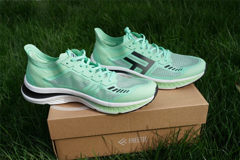 支持国货入手小米有品FREETIE轻云跑鞋，缓震能否抗衡阿迪耐克？