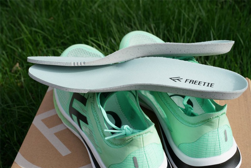 支持国货入手小米有品FREETIE轻云跑鞋，缓震能否抗衡阿迪耐克？