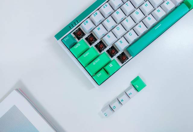 人生总得有点绿，杜伽K330W机械键盘评测：全新晶轴+续航翻8倍