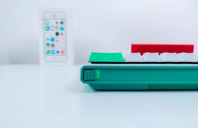 人生总得有点绿，杜伽K330W机械键盘评测：全新晶轴+续航翻8倍