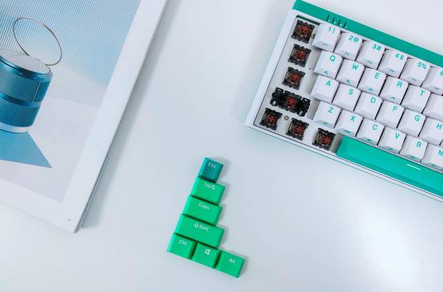 人生总得有点绿，杜伽K330W机械键盘评测：全新晶轴+续航翻8倍