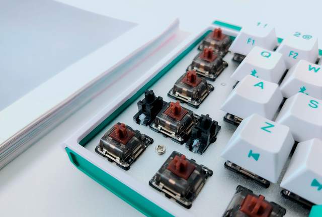 人生总得有点绿，杜伽K330W机械键盘评测：全新晶轴+续航翻8倍