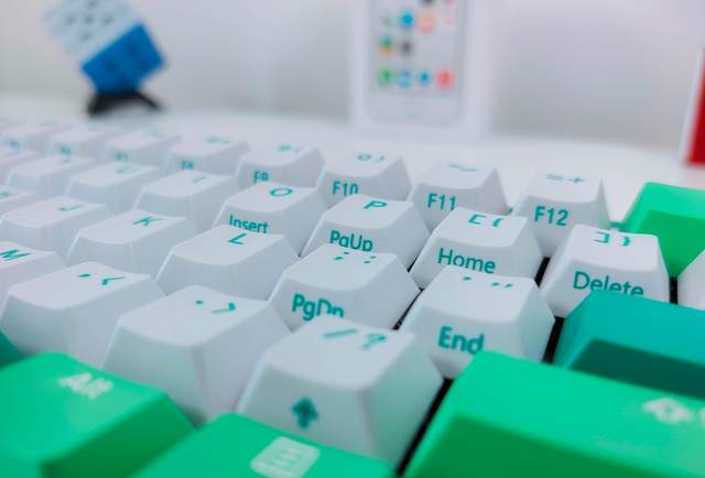 人生总得有点绿，杜伽K330W机械键盘评测：全新晶轴+续航翻8倍