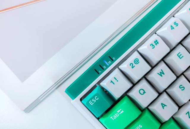 人生总得有点绿，杜伽K330W机械键盘评测：全新晶轴+续航翻8倍