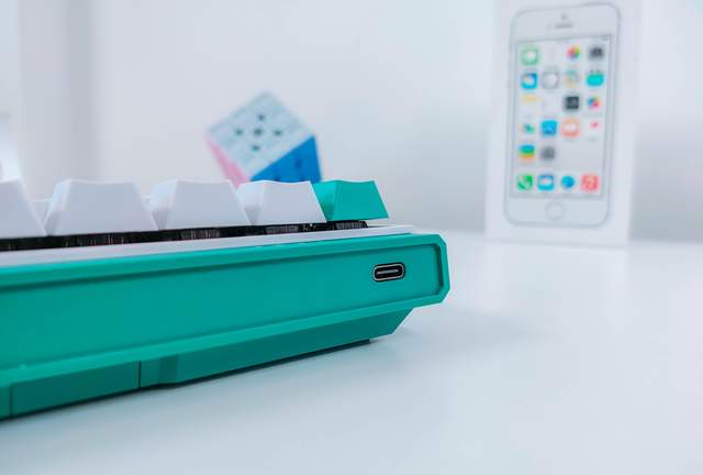 人生总得有点绿，杜伽K330W机械键盘评测：全新晶轴+续航翻8倍