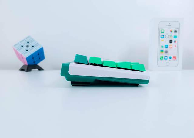 人生总得有点绿，杜伽K330W机械键盘评测：全新晶轴+续航翻8倍