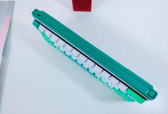 人生总得有点绿，杜伽K330W机械键盘评测：全新晶轴+续航翻8倍