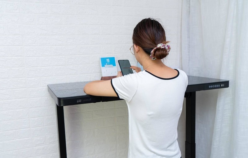 自己动手，给乐歌E5升降桌加装滚轮，改造后超级实用