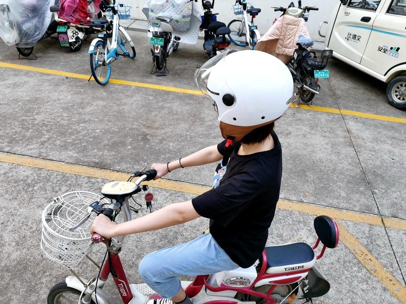 安全帽戴头上，你好他也好，安安全全上班，快快乐乐下班