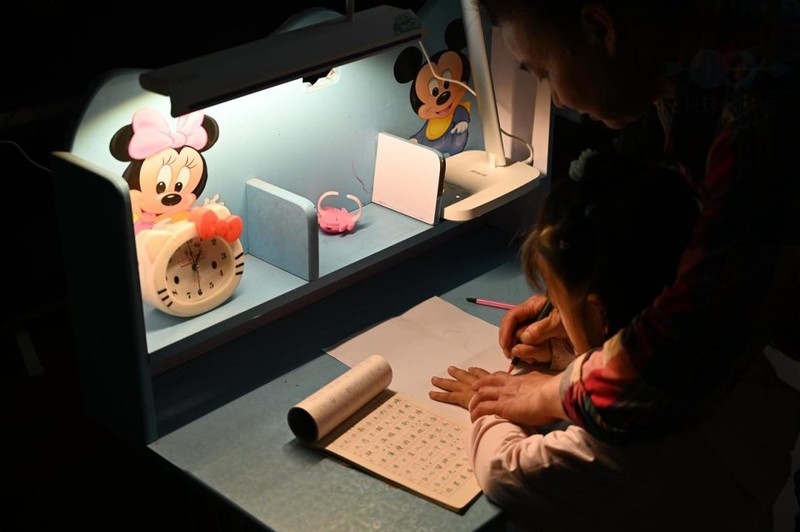 眼爸爸学习台灯体验：长时间学习更护眼，小朋友读书更舒服